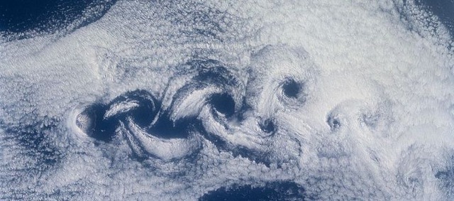 wirbelstrasse-800px-von_karman_vortices_off_rishiri_island,_japan-a_g-h.jpg